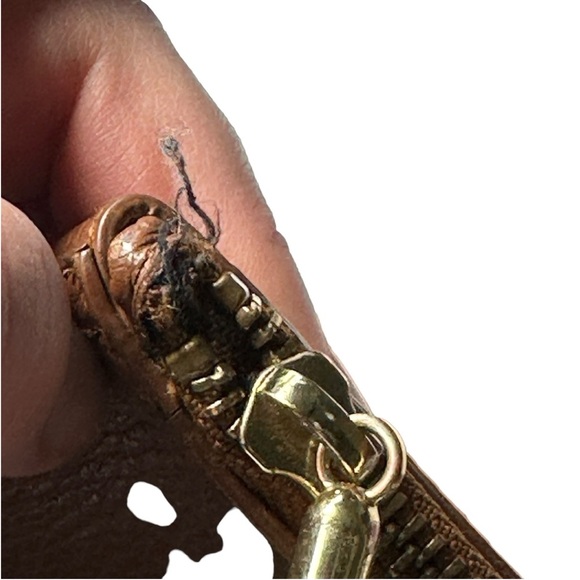 Cuyana Classic Leather Zipper Tote Brown - Picture 11 of 16